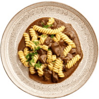 Junetina u tamnom umaku s gljivama i tjesteninom